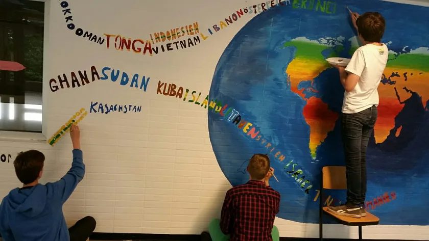 In der Projektwoche wurde der Eingangsbereich mit einer Weltkarte neu gestaltet